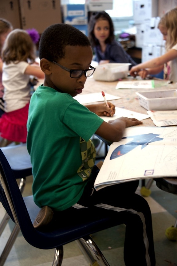 Americano africano, menino de escola, processo, desenho, lápis, peça, branca, papel