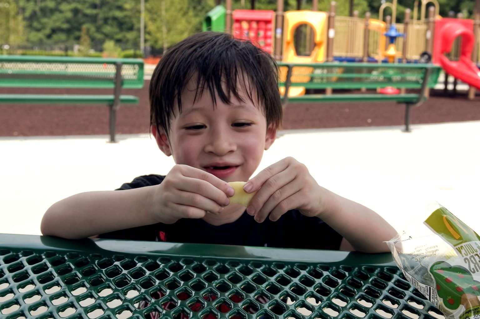 Ребенок Азиат рука во рту. Asian boy eating Broccoli and sniff a cock.