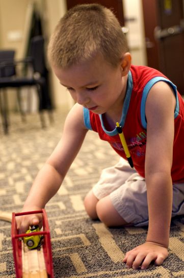 хлопчик, грати, килимове покриття підлоги