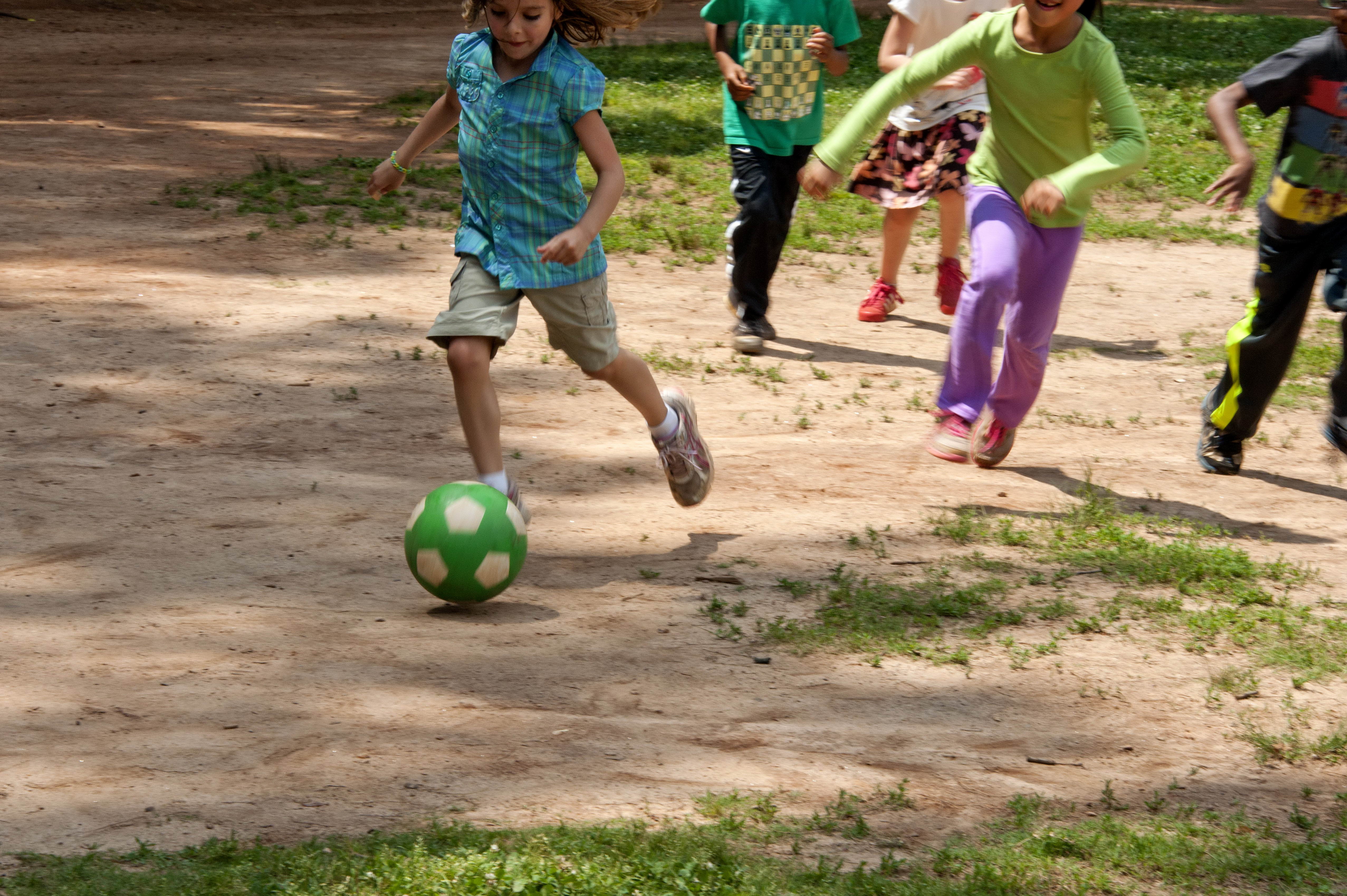 Imagen gratis: niños, niñas, juego, informal, juego, fútbol