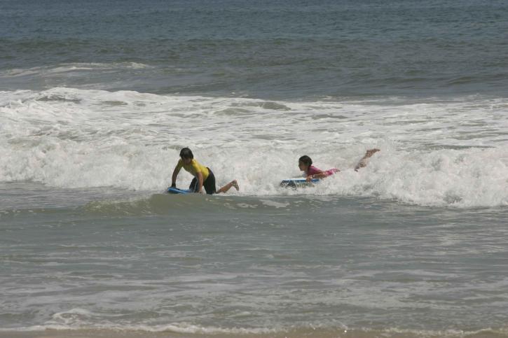 子供たちを楽しむ、波に乗って、