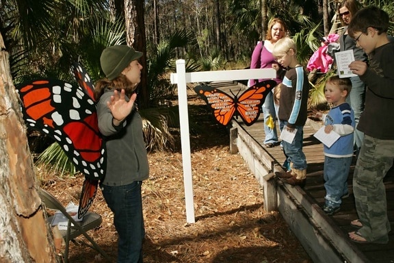 bambini che godono, farfalla monarca, si fermano