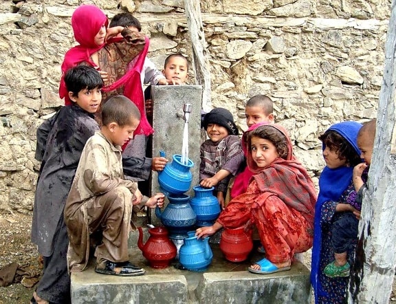 子供、名和村、アフガニスタン、塗りつぶし、コンテナー、新鮮なを実行している水