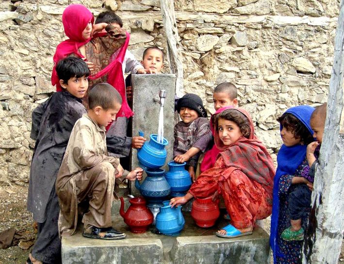 아이 들, 나와, 마을, 아프가니스탄, 채우기, 컨테이너, 실행, 신선한 물