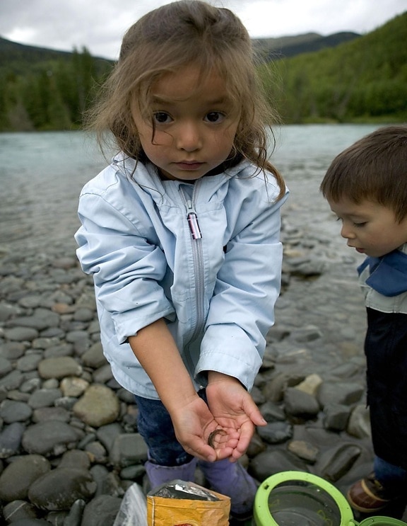 trẻ em chơi, sông, bờ biển, cậu bé, cô gái