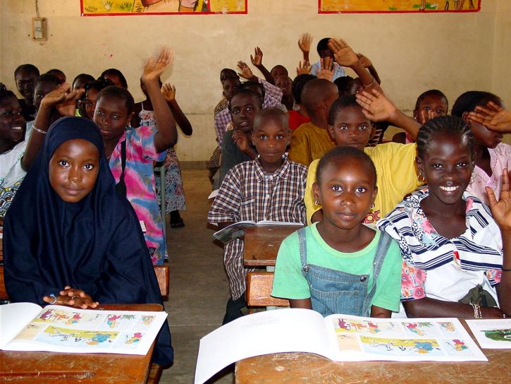Klassenzimmer, Studenten, Lehrbücher, Afrika