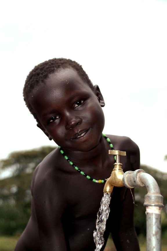 από κοντά, πορτραίτο, νέος, αφρικανική, αγόρι, φέρνει, νερό, νερό, πηγή