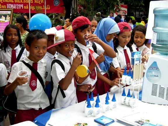 seguro, água, dia, crianças de escola, Indonésia, água tratada, à base de cloro, água, tratamento, solução