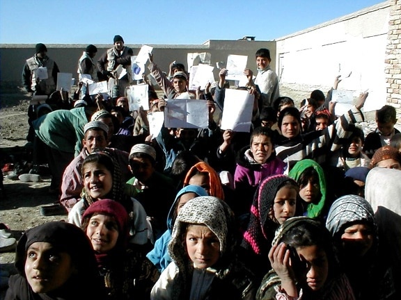 meninas e meninos, assistir, ao ar livre, escola, Afeganistão