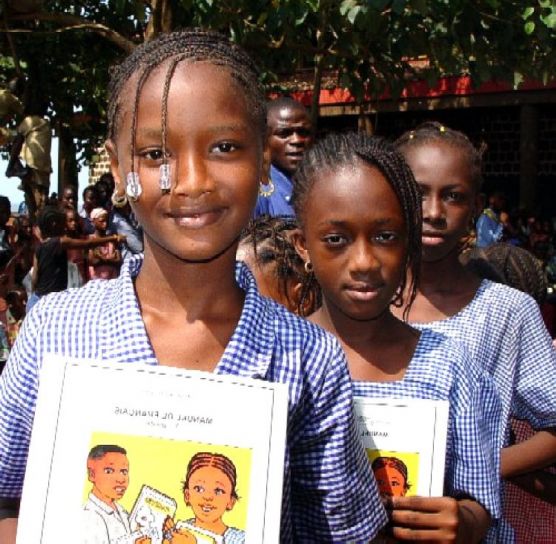 Гвинея, училищни момичета, получават, език, изкуства, учебници