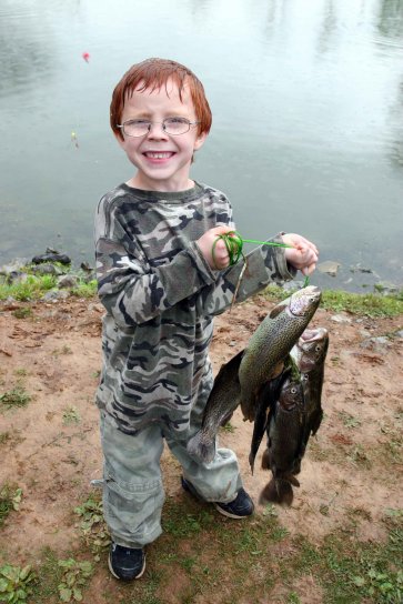 幸せ、少年は、メガネ、誇らしげに、釣り、魚、キャッチ