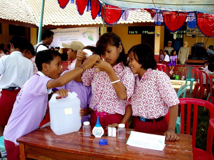 indonesia, students, practice, testing, treating, water, safe, drink