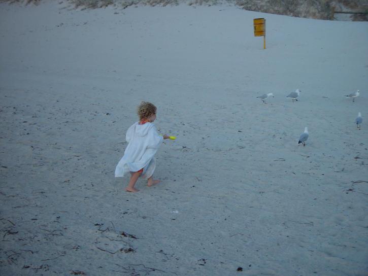 小女孩沙滩