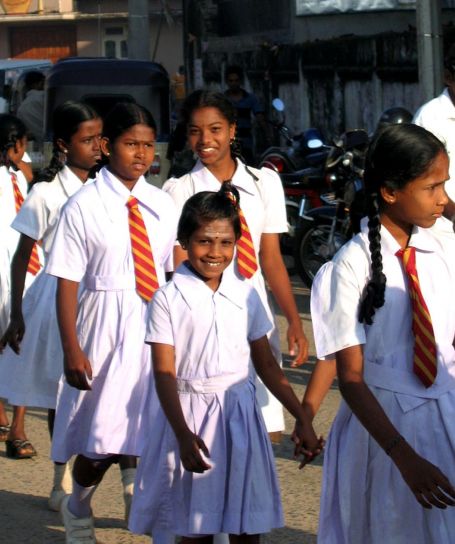 eerste dag school, Trincomalee, Sri Lanka, meisjes, glimlach, uniformen