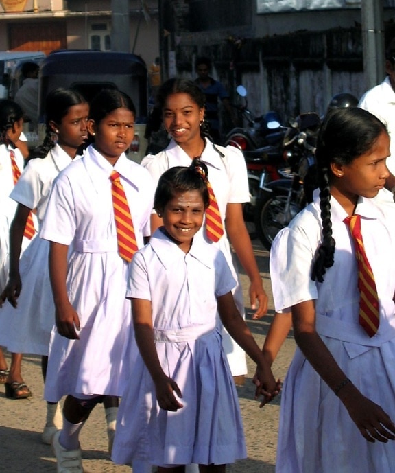 Primo giorno, la scuola, Trincomalee, Sri Lanka, ragazze, sorriso, uniformi