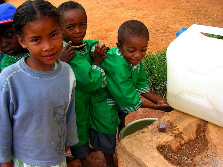 školní děti, Madagaskar, umýt ruce, mýdlo, přenosné, ruční mytí, stanice