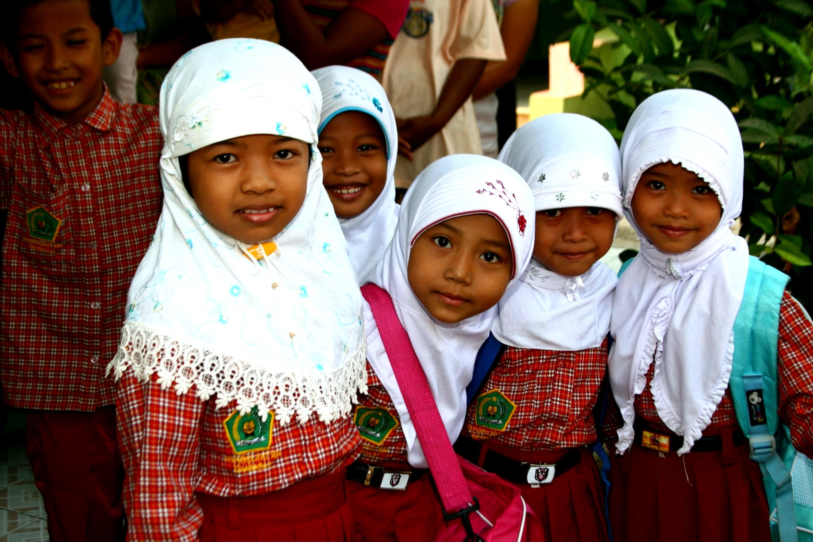 フリー写真画像 6 年生 女の子 学生 インドネシア 若い インドネシア 人の中で 直面する 閉じる