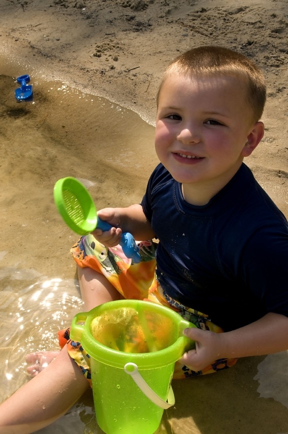 Посмішка, молодий хлопчик, грати пляж
