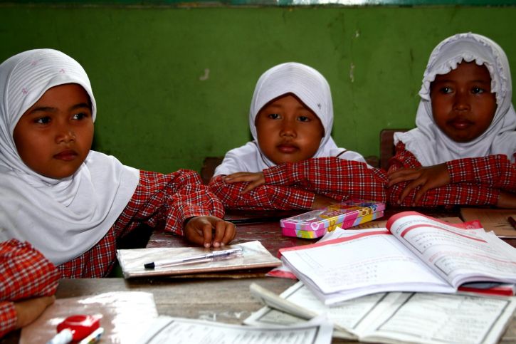 tre, unge piger, skole, Indonesien, Asien