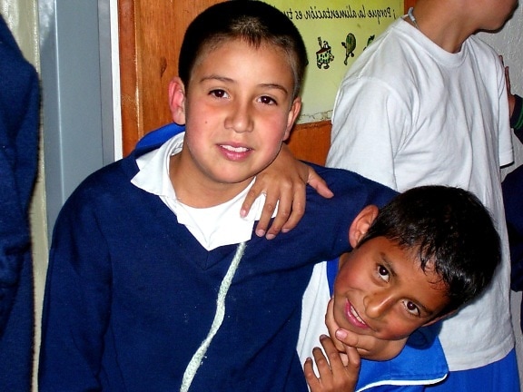 két fiatal fiúk, Kolumbia, játék