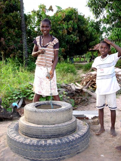 jeune garçon, fille, l'Afrique, la collecte, de l'eau, à découvert, bien