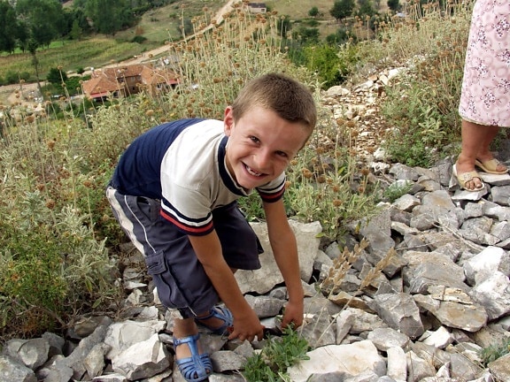 young boy, demonstration, method, collecting, helping