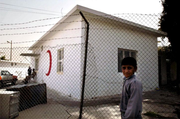 ung gutt, nabolaget, står, utenfor, Arafa, klinikk