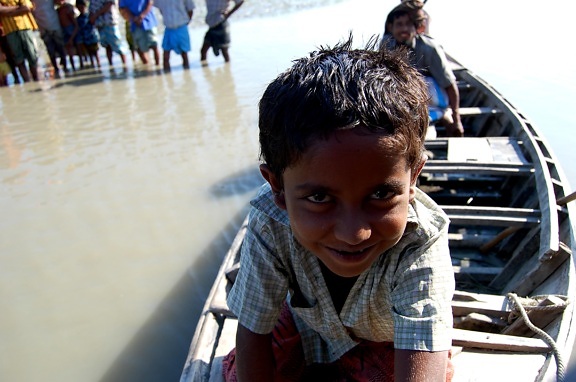 jonge jongen, boot, Rabnabad, kanaal, Bara, Baisdia, Unie, Upazila, Galachipa, Patuakhali