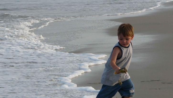 mladý chlapec, beží, surfovanie, pláž, pobrežie