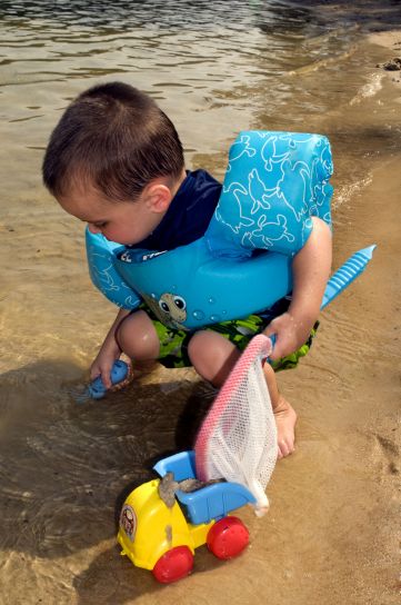 young boy, kneeling, beach, holding, toy, fishnet, hand, plastic, strainer, left
