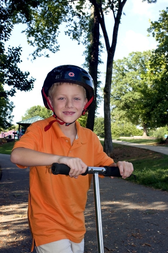 молодой мальчик, день, веселья, езда, скутер