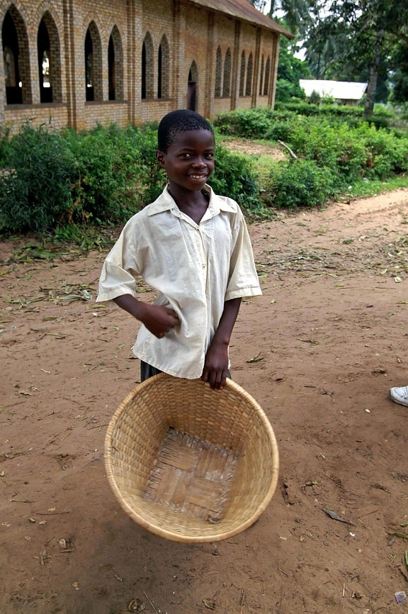 joven feliz, muchacho, Afro, llevando, cesta