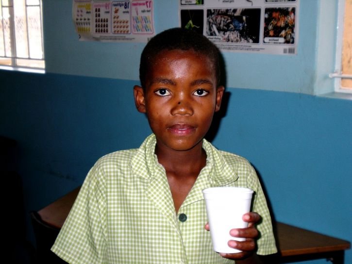 jeune, namibien, garçon appréciant, tasse, nutritif, yogourt