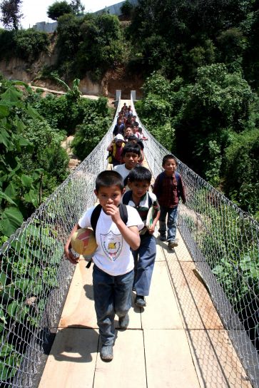 joven, niño de la escuela, rural, Guatemala, puente colgante