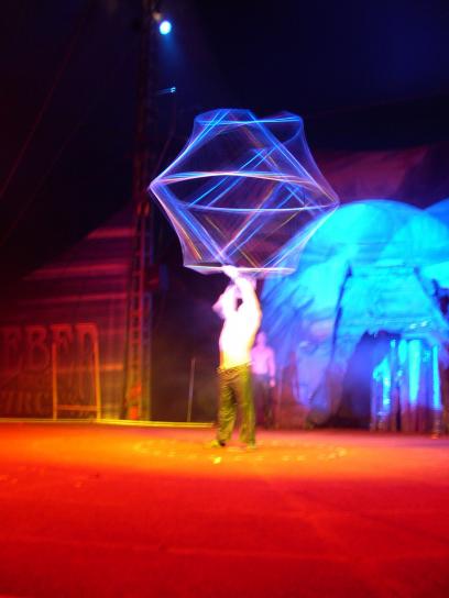 Circus, performer, neon verlichting