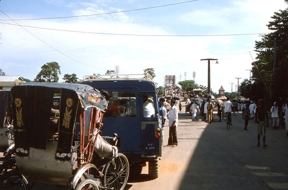 Bangladesh, ville, Sylhet, ligne, véhicules, en attendant, passage, une, ruelle, pont