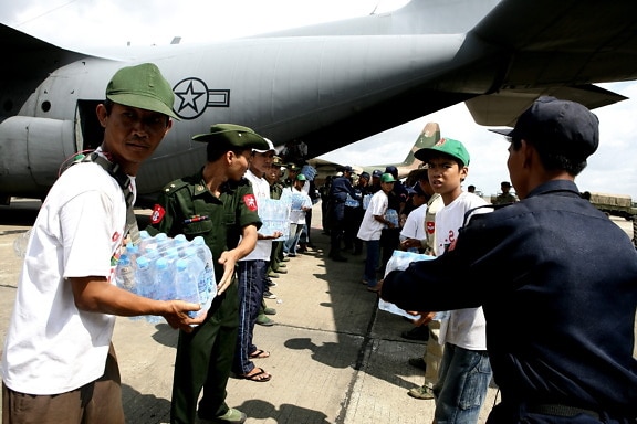 birmanie, le service, les membres, la forme, la ligne, porter, eau, fournitures, Yangon, international, aéroport