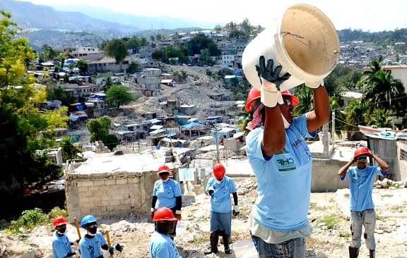 Haïti, les travailleurs, le défrichement, les décombres
