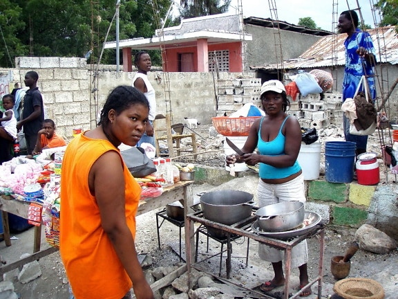 Los haitianos, que viven, el campamento