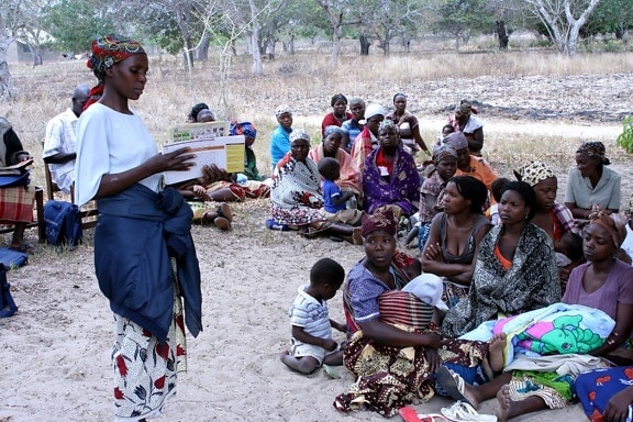 健康、労働者、村を教えている女性は、健康を守る