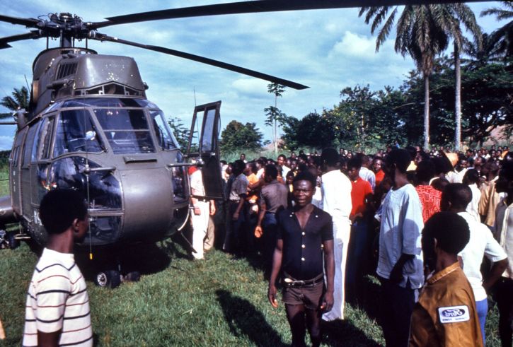 helicopter, landed, transporting, investigators, Yambuku, Zaire