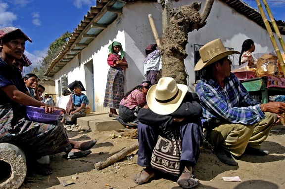 muškarci, žene, čekanja, podne, selo, Gvatemala