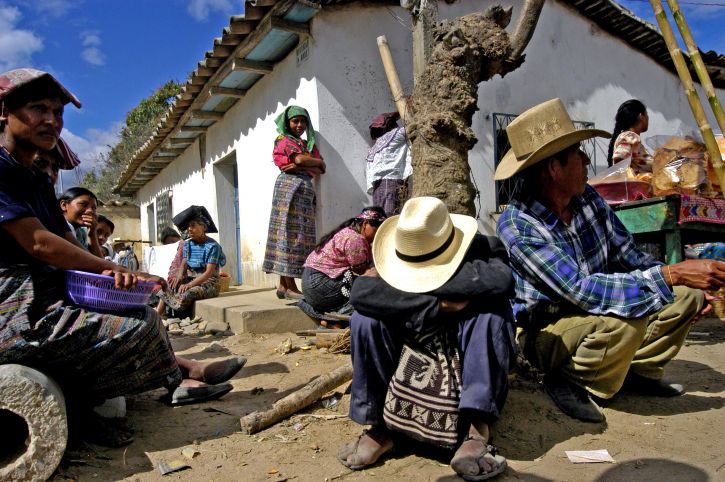 Erkekler, kadınlar, bekleyen, öğle vakti, köy, Guatemala