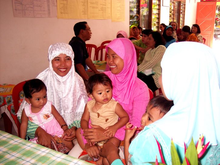 madres, niños, Indonesia