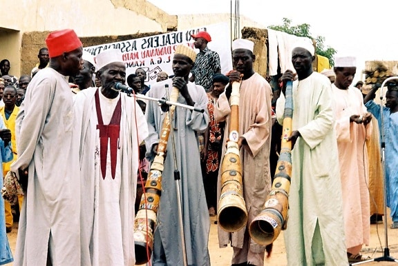 nigérijský, muži, spievať, hrať, hudobné, rohy, tradičné, príjemné, obrad