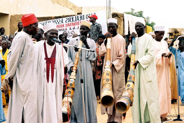 nigerianska, män, sjunga, spela, musikaliska, horn, traditionella och välkomnande, ceremoni