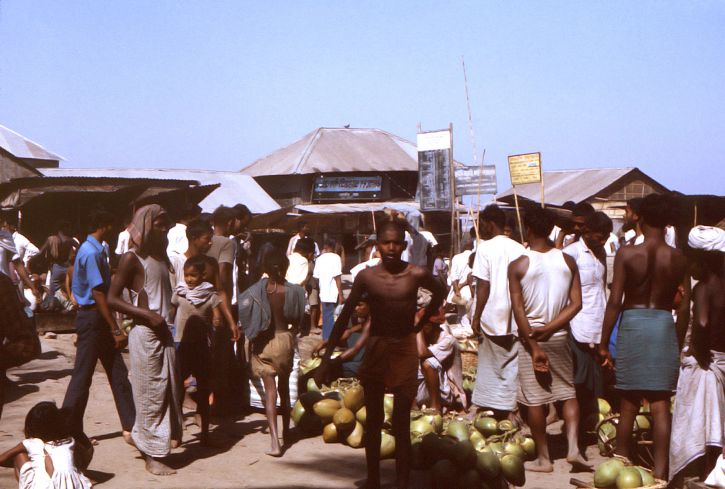numbers, Bengali, townsfolk, gathered, street, market
