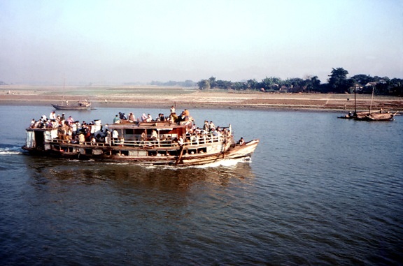 crowed, ferry, powered, Bangladeshs, Meghna, river