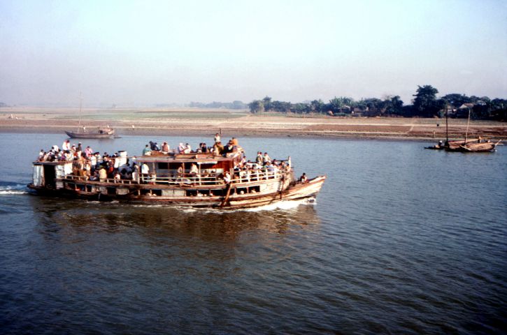 crowed, ferry, powered, Bangladeshs, Meghna, river