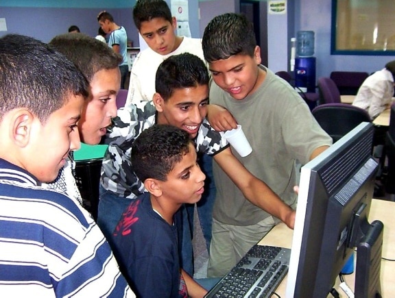 палестинските младежта, събират, компютър, общност, въз основа, intel, компютърни, Клубхауса